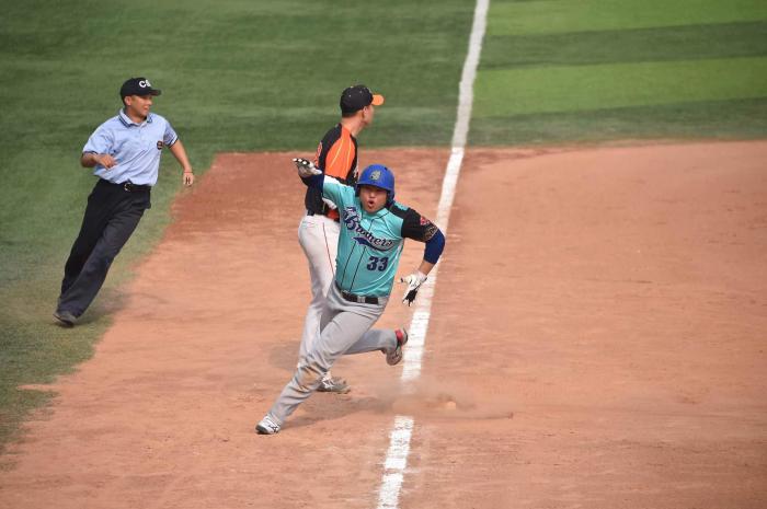 熊猫杯慢投垒球企业联赛总决赛落幕 成都台协兄