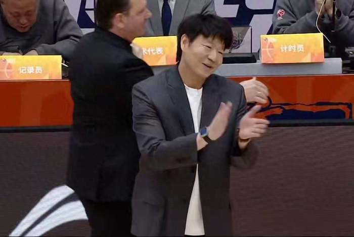 山东男篮险胜福建队 斯蒂尔24分助师徒对决