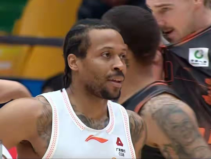 山东男篮险胜福建队 斯蒂尔24分助师徒对决