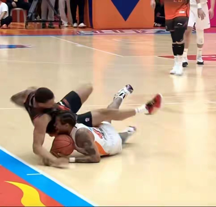 山东男篮险胜福建队 斯蒂尔24分助师徒对决