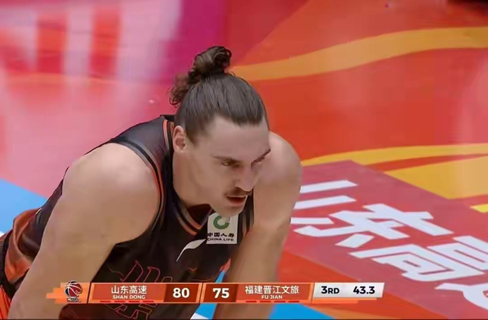 山东男篮险胜福建队 斯蒂尔24分助师徒对决