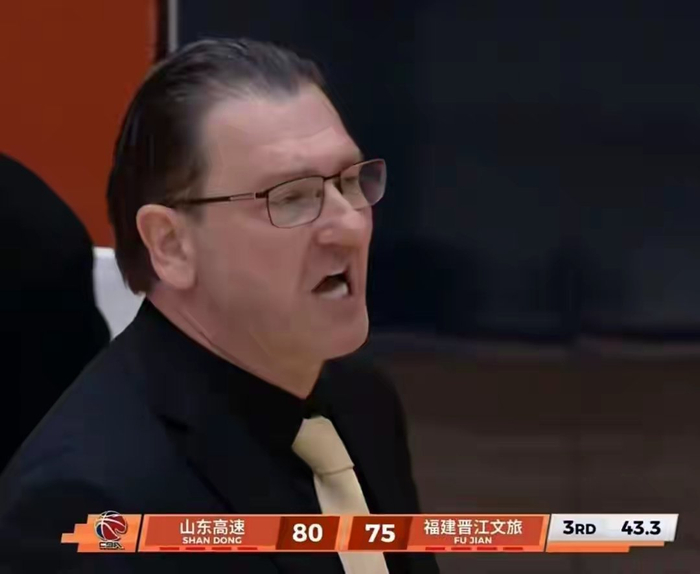 山东男篮险胜福建队 斯蒂尔24分助师徒对决